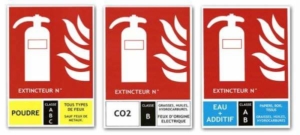 Les panneaux de classe de feu indiquent sur quel feu utiliser l'extincteur à côté duquel ils sont posés. Il existe différents classes de feu : A B C D et F